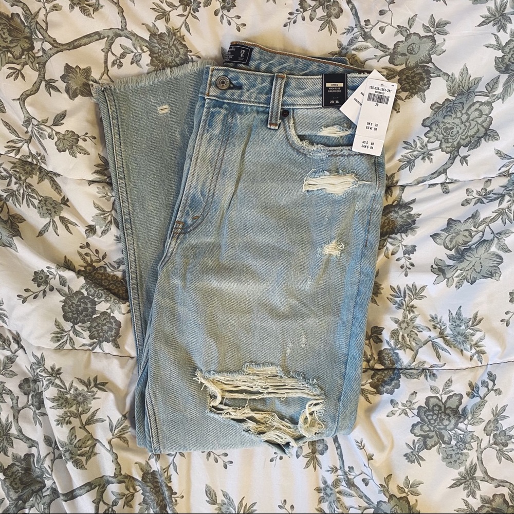 🆕 A&F High-Rise GF Jeans